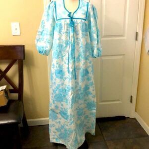 Vintage Evelyn Pearson blue floral print dressing nightgown size medium
